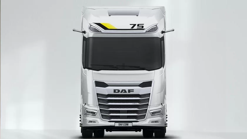Posebna izdaja DAF XG+ ob 75-letnici je v elegantni srebrno kovinski barvi, z edinstvenimi črnimi in rumenimi črtami, ki označujejo mejnik proizvodnje DAF. Za piko na i poskrbijo platišča alcoa dura-bright. Foto: DAF